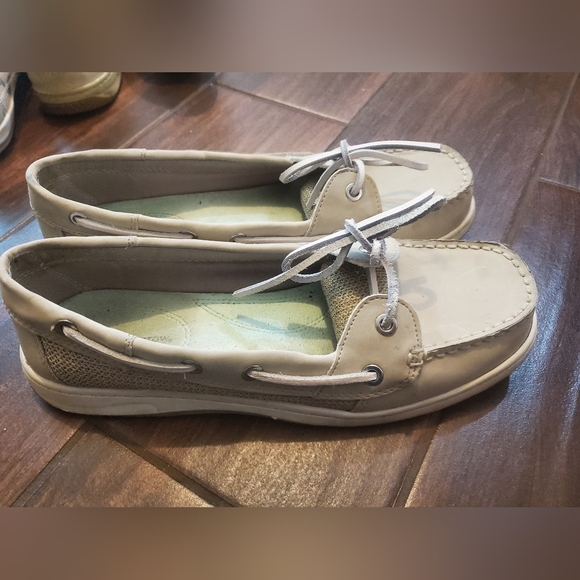 Beige Boat Shoes with Cream Laces Size 9 Womens Stylish Chic Look Elegan… - Picture 1 of 3